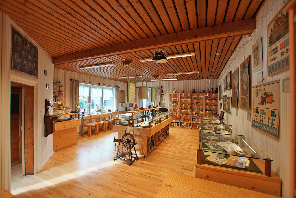 Einblick in das Heimatmuseum St. Georgen mit Ausstellungsstücken und gemütlichem Ambiente.