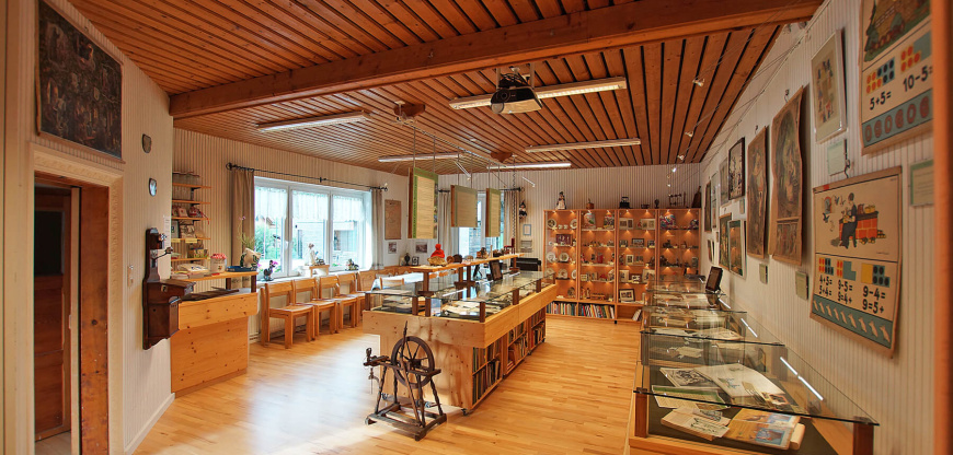 Einblick in das Heimatmuseum St. Georgen mit Ausstellungsstücken und gemütlichem Ambiente.