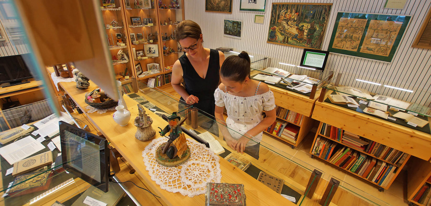 Zwei Besucherinnen betrachten historische Exponate im Heimatmuseum von St. Georgen.
