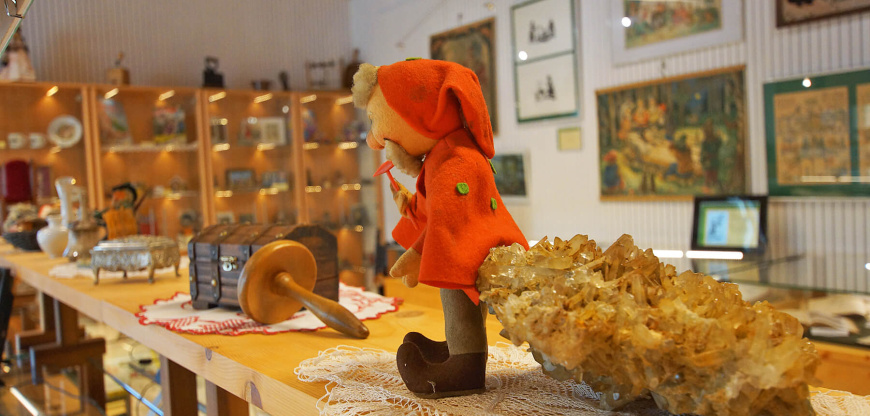 Historische Ausstellungsstücke im Heimatverein St. Georgen, darunter eine Puppe und Brauchtum.