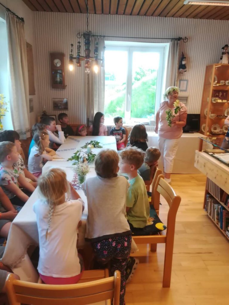 Kinder lernen traditionelle Bräuche bei einer Veranstaltung des Heimatvereins St. Georgen.