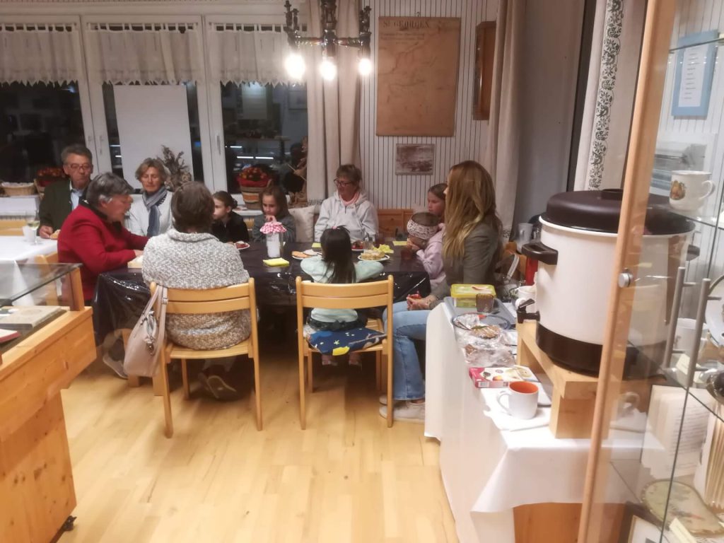 Gemeinschaftliches Treffen im Heimatverein St. Georgen mit Austausch und Aktivitäten.