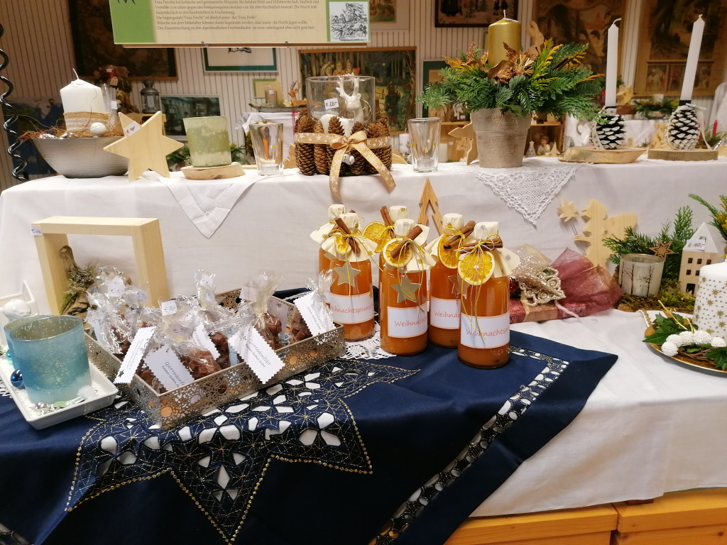 Tisch mit Weihnachtsdekoration und Selbstgemachtem beim Adventbasar