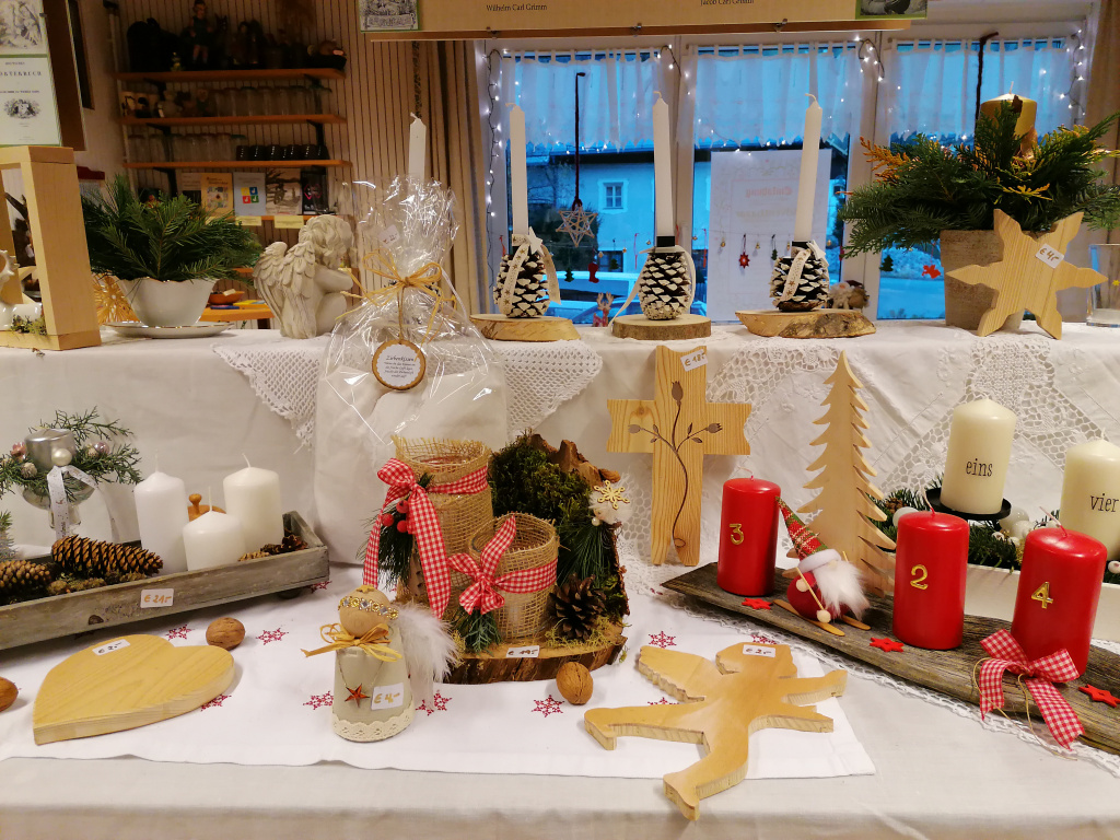 Weihnachtlich dekorierter Tisch mit Kerzen und Holzarbeiten