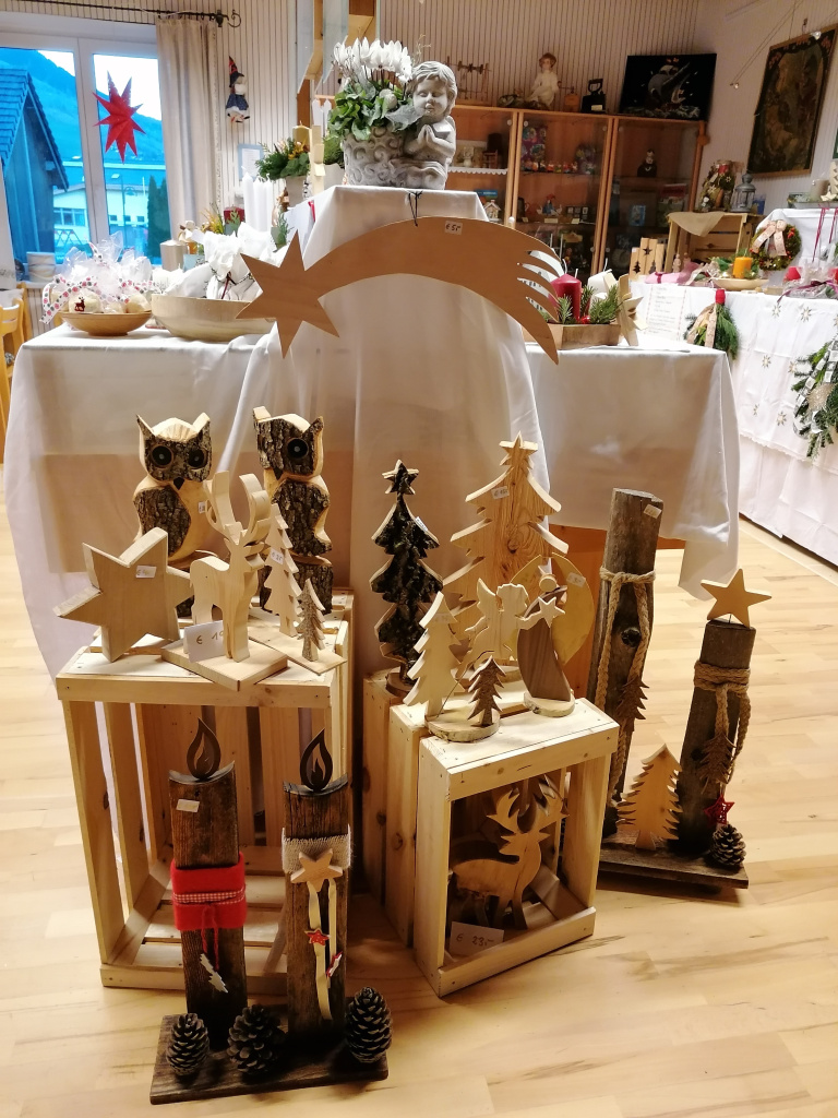 Holzdekorationen mit Weihnachtsmotiven auf einem Adventbasar