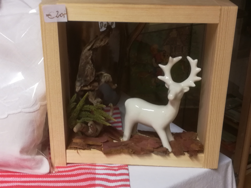 weißer Keramikhirsch in Holzrahmen mit Deko