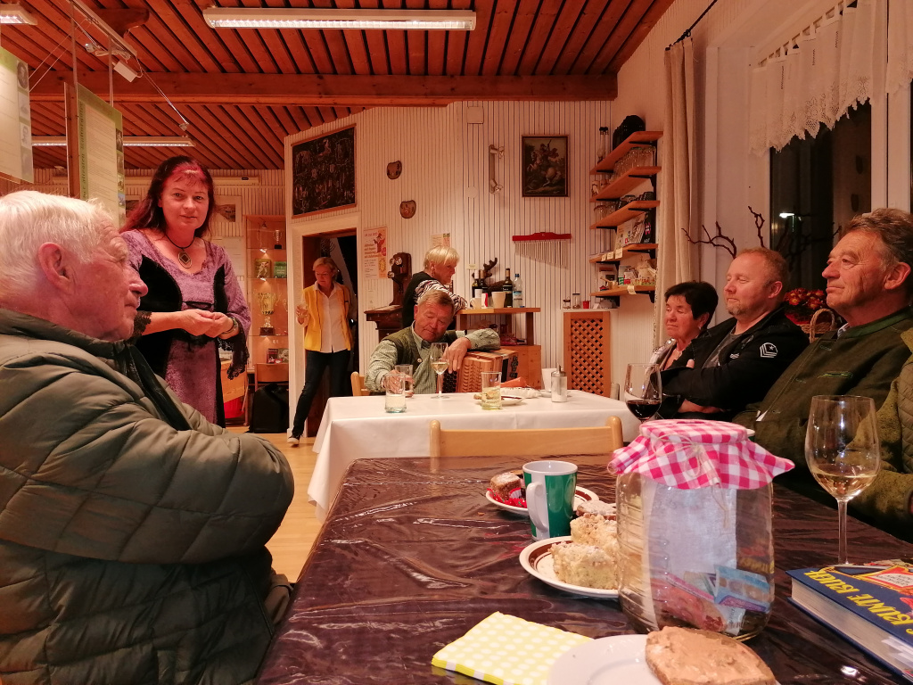 Personen sitzen bei einer Veranstaltung im Museum St. Georgen